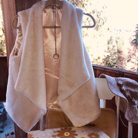 Fuzzy vest - Picture 3 of 5